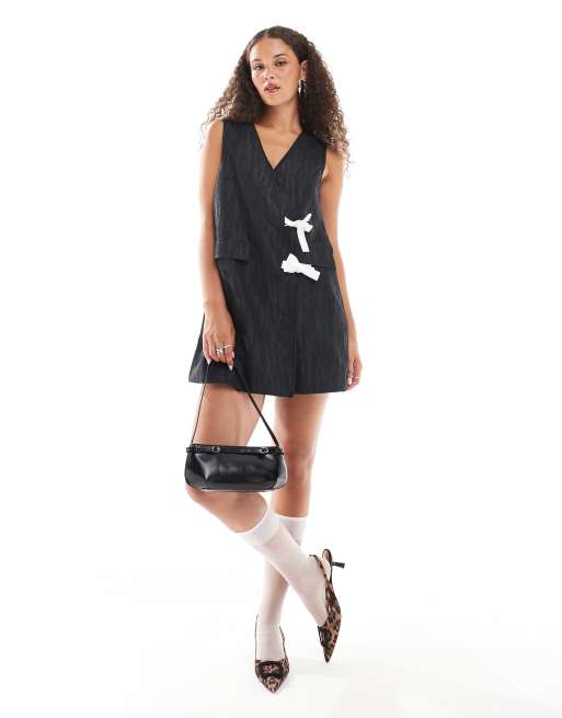 Vestido corto monocromático cruzado con lazadas en el lateral Morgan de Ghospell