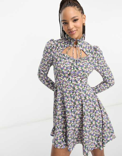 Vestido corto morado de corte skater con estampado de florecitas, cuello alto y detalle de abertura de Urban Revivo