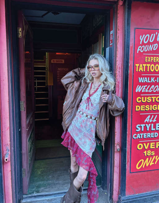 Vestido corto multicolor asimétrico de cuello halter con estampado de florecitas de Labelrail x Daisy Birchall