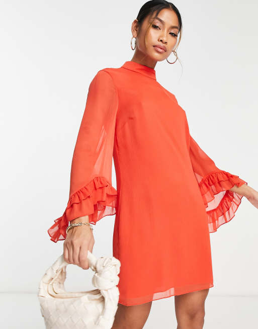 Vestido corto naranja con mangas de volante de Mango 