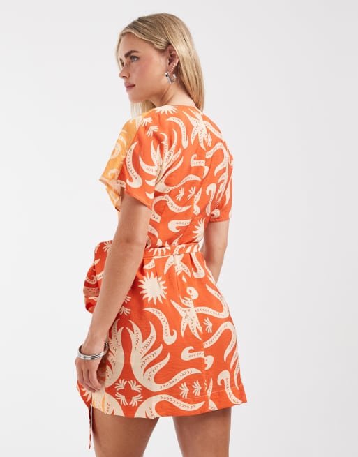 Vestido corto naranja cruzado con estampado en contraste Sarah de Never Fully Dressed Petite, 4 de 4