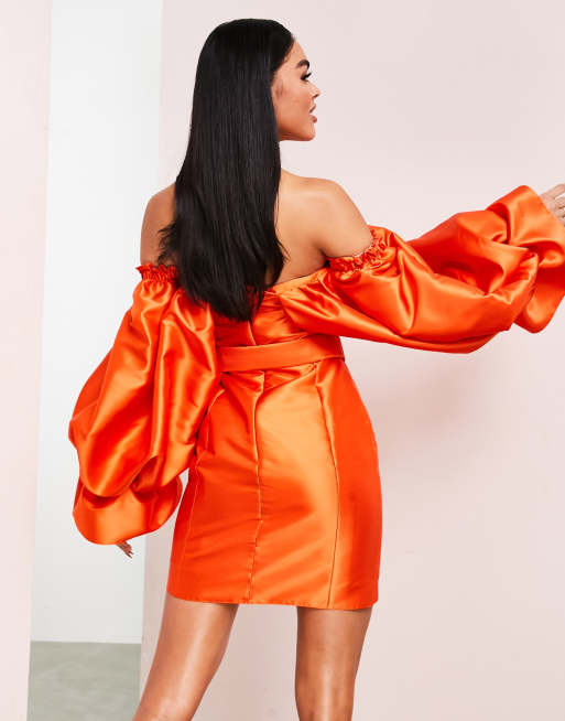 Vestido corto naranja intenso con diseño estructurado, cinturón y mangas  opulentas de satén de ASOS Luxe