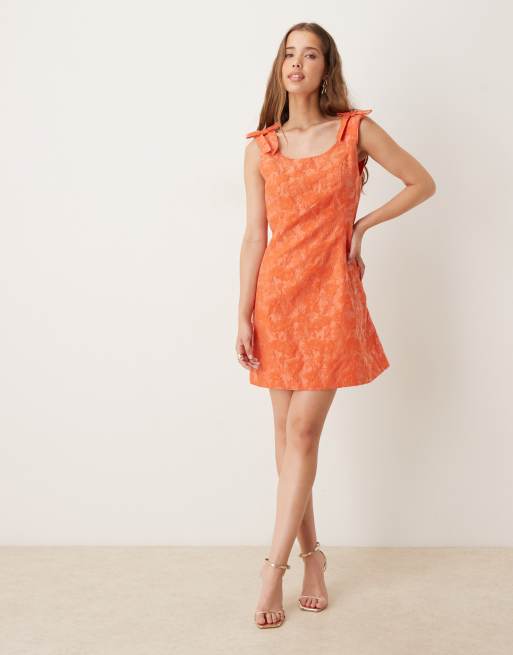 Vestido corto naranja mandarina con lazos en los hombros de jacquard de Sister Jane