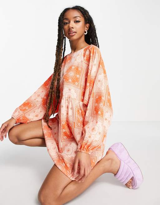 Vestido corto naranja tostado de corte amplio y manga larga con estampado de bandana de Daisy Street