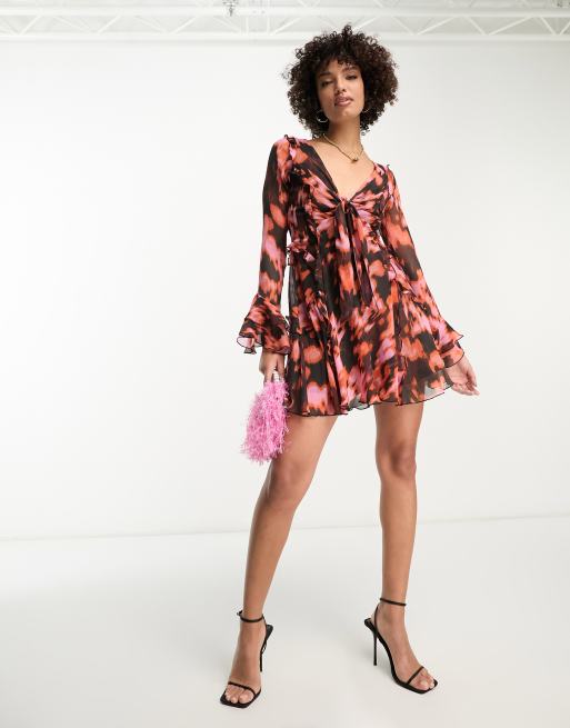 Vestido corto naranja tostado escotado con lazada y volantes en la