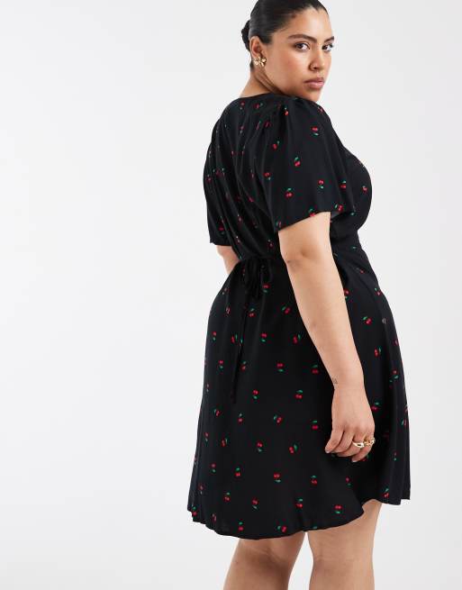 Vestido corto negro abotonado de corte skater con estampado de cerezas de Vero Moda Curve, 4 de 4