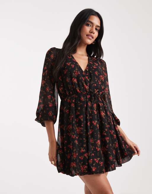 Vestido corto negro abullonado con estampado floral de chifón de New Look, 2 de 4
