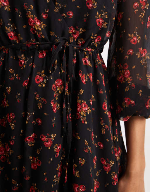 Vestido corto negro abullonado con estampado floral de chifón de New Look, 4 de 4