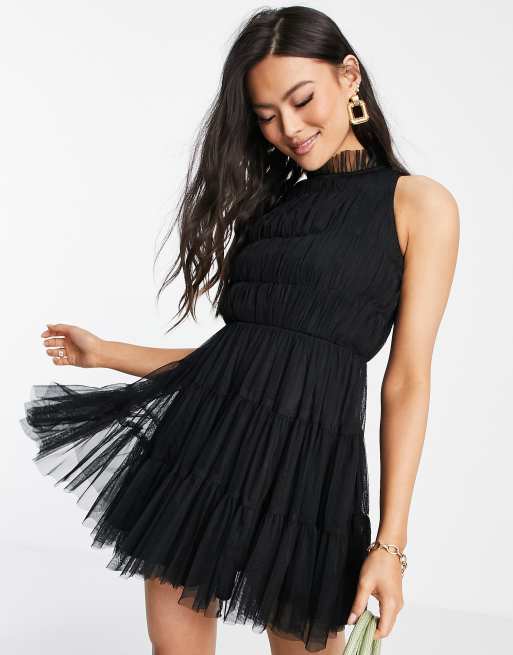 Vestido negro acampanado online corto