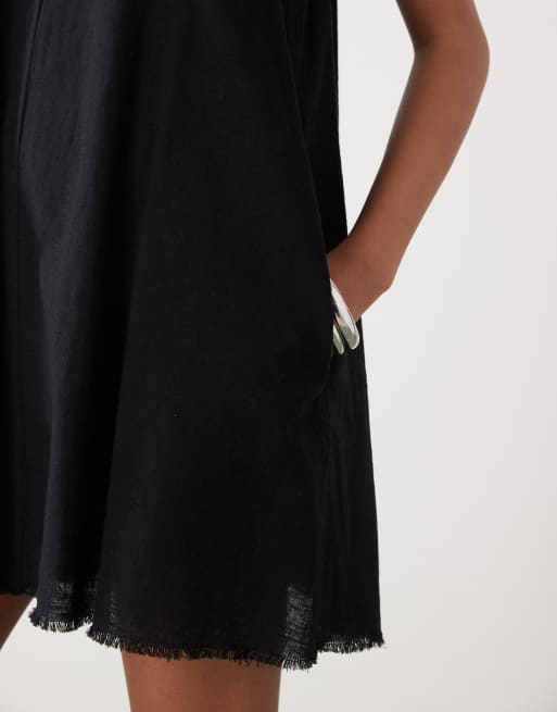 Vestido corto negro acampanado sin mangas con bajo deshilachado de mezcla de lino de Monki, 4 de 4