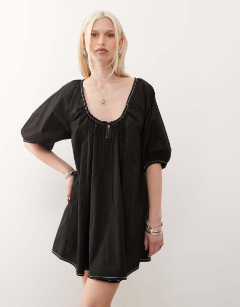 Vestido corto negro amplio con vuelo y mangas abullonadas de COLLUSION - view 1