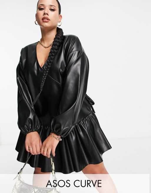 Vestido corto negro amplio cruzado de tejido efecto cuero de ASOS DESIGN Curve