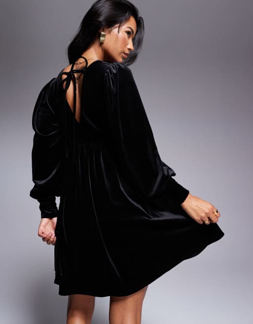 Vestido corto negro amplio de manga larga de terciopelo de In The