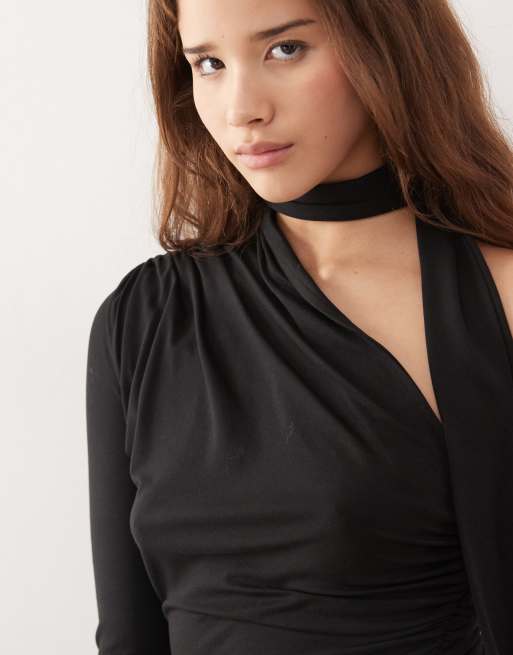Vestido corto negro asimétrico de manga larga con cuello halter de Weekday, 4 de 4