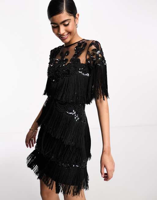 Vestido corto negro con abalorios y detalle de borlas de A Star Is Born 