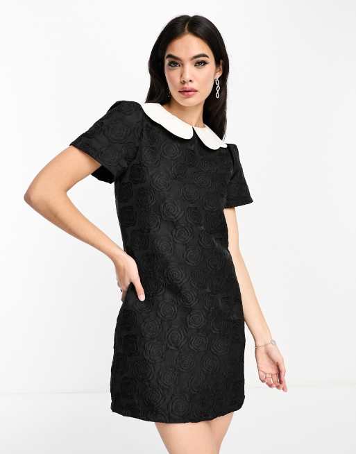 Vestido corto negro con abertura en forma de corazón y adornos de Sister Jane