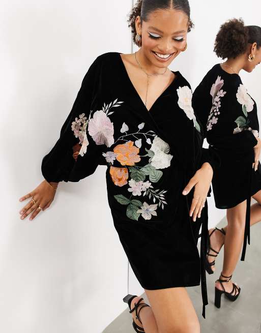 Vestido corto negro con bordado floral detalle de cola, mangas estilo blusón y diseño cruzado de terciopelo de ASOS Edition
