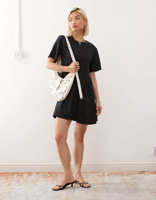 Vestido corto negro con cintura baja y falda de corte amplio de