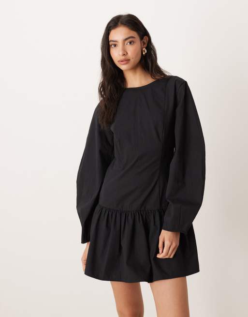 Vestido corto negro con cintura baja y mangas cocoon de ASOS DESIGN, 2 de 4