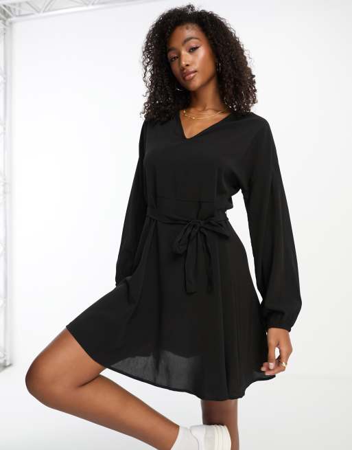 Vestido corto negro con cinturón de Vero Moda