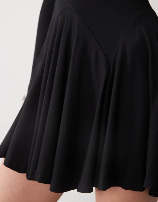 Vestido corto negro con cuello ancho y bajo con vuelo de COLLUSION, 2 de 4