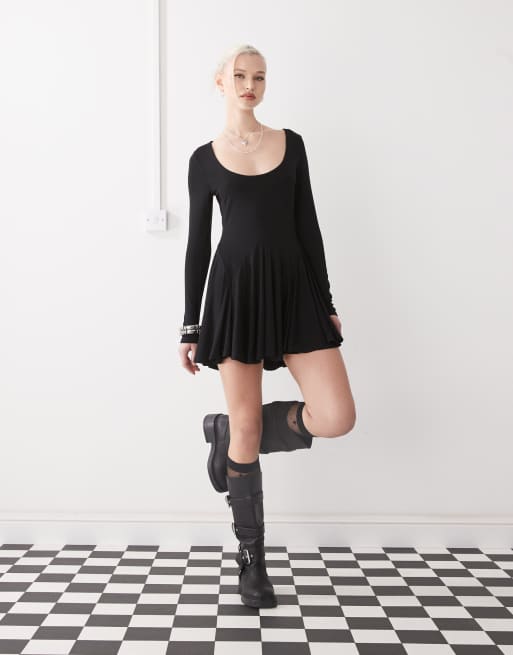 Vestido corto negro con cuello ancho y bajo con vuelo de COLLUSION, 3 de 4