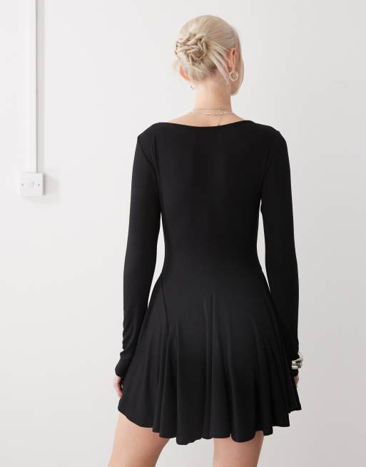 Vestido corto negro con cuello ancho y bajo con vuelo de COLLUSION, 4 de 4
