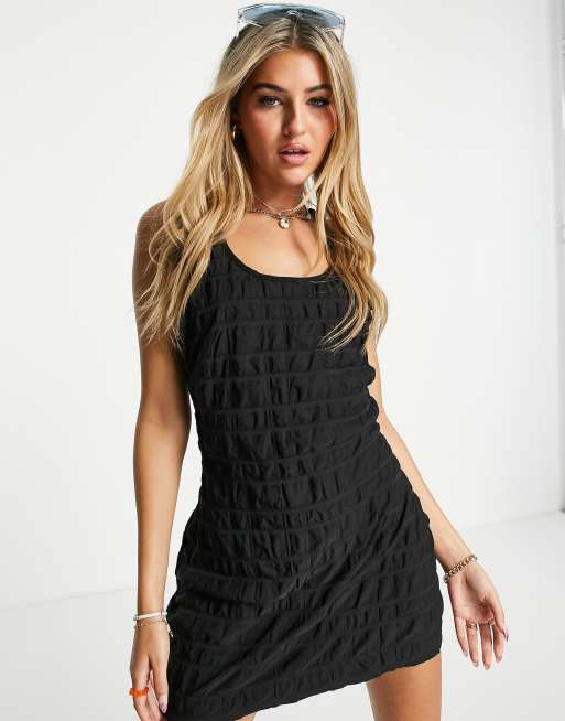 Vestido corto negro con cuello ancho y espalda de nadadora de Weekday