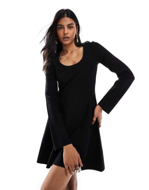 Vestido corto negro con cuello ancho y mangas acampanadas de punto de & Other Stories
