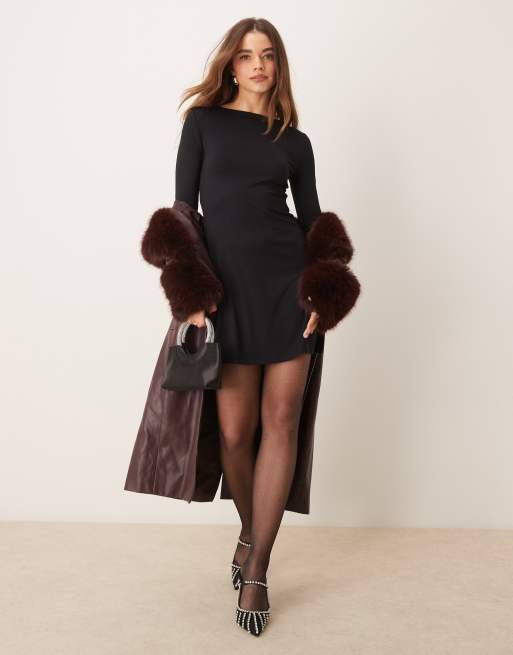 Vestido corto negro con cuello barco, mangas acampanadas y detalle trasero de ASOS DESIGN, 4 de 4