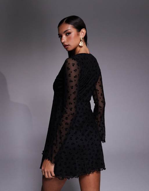 Vestido corto negro con cuello de pico de malla flocada de New Look, 3 de 4