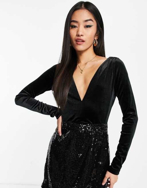 Vestido corto negro con cuello de pico pronunciado y falda de lentejuelas  de French Connection | ASOS