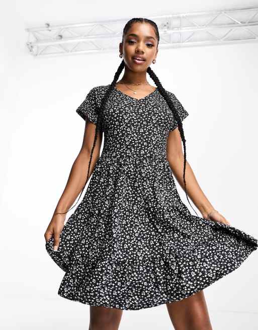 Vestido corto negro con cuello de pico y estampado de florecitas de Pieces