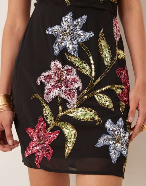 Vestido corto negro con cuello halter y detalle floral de Maya, 3 de 4