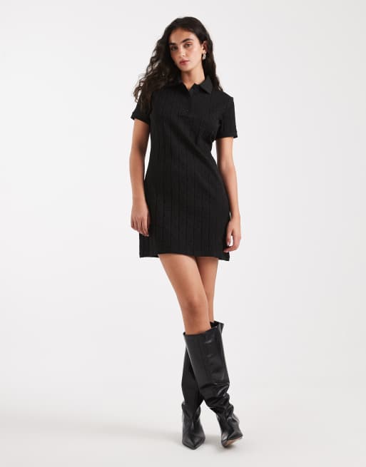 Vestido corto negro con cuello tipo polo y emblema de jacquard de Calvin Klein Jeans