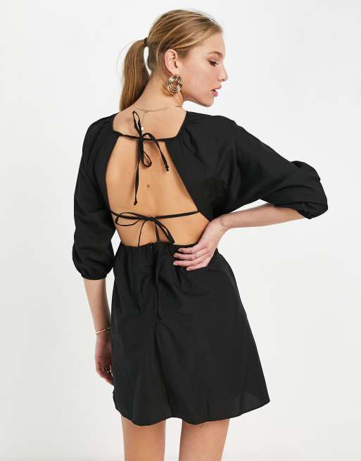 Vestido corto negro con detalle de abertura en la espalda de Trendyol