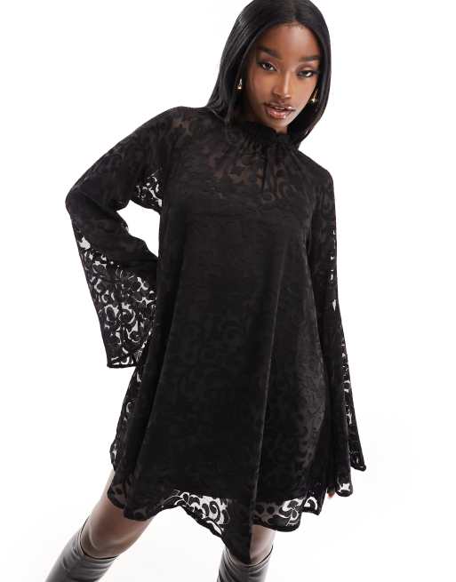 Vestido corto negro con detalle de terciopelo de NA-KD
