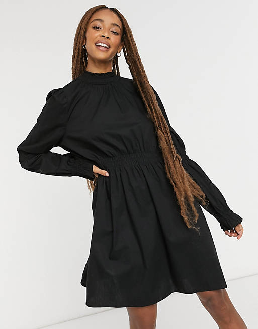 Vestido corto negro con detalle fruncido de algodón Maud de Monki