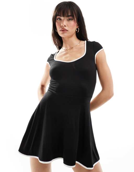 Vestido corto negro con escote en forma de corazón, detalle de abertura en la espalda y ribete en contraste de ASOS DESIGN