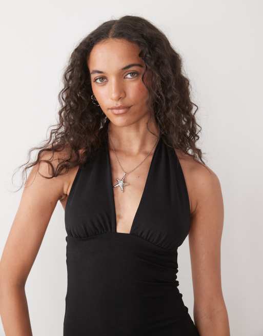 Vestido corto negro con escote pronunciado y cuello halter de Weekday, 4 de 4