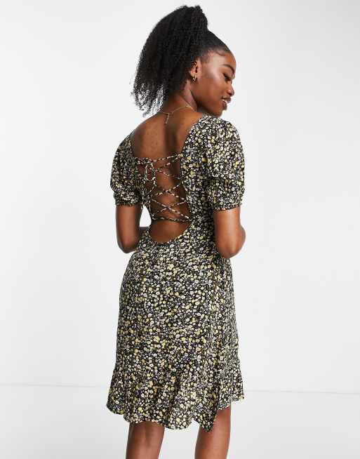 Vestido corto negro con estampado floral amarillo y lazada en la espalda de Pieces, 2 de 4