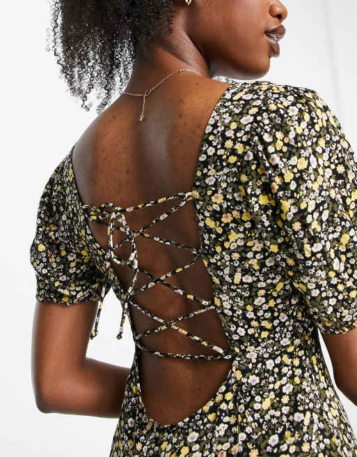Vestido corto negro con estampado floral amarillo y lazada en la espalda de Pieces, 3 de 4