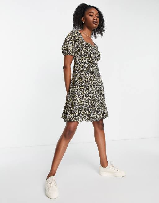 Vestido corto negro con estampado floral amarillo y lazada en la espalda de Pieces, 4 de 4