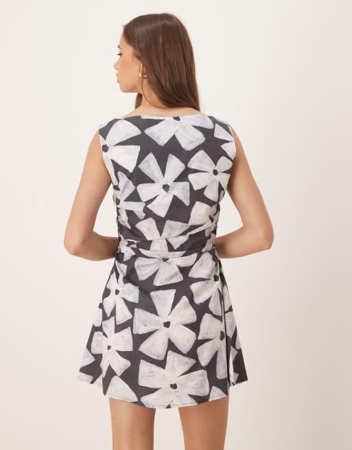 Vestido corto negro con estampado floral Angele de VRG GRL, 2 de 4