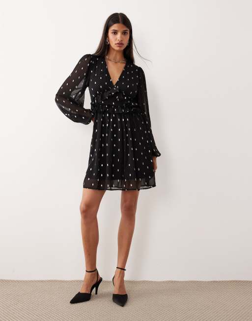 Vestido corto negro con estampado plateado metalizado y cuello de pico de VILA, 4 de 4