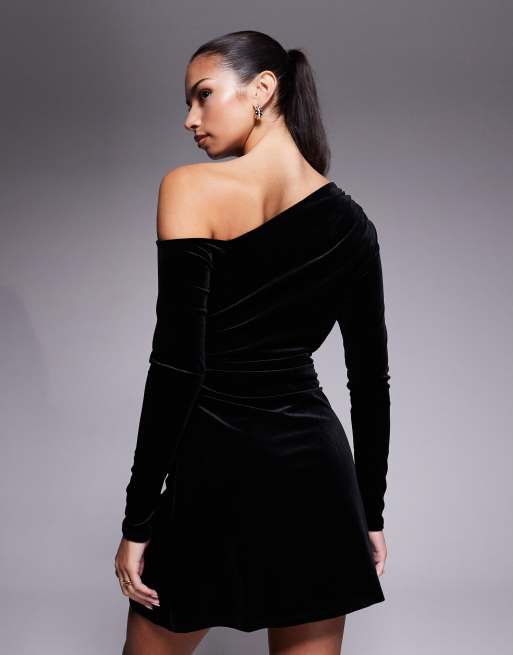 Vestido corto negro con hombro caído de terciopelo de ASOS DESIGN, 2 de 4