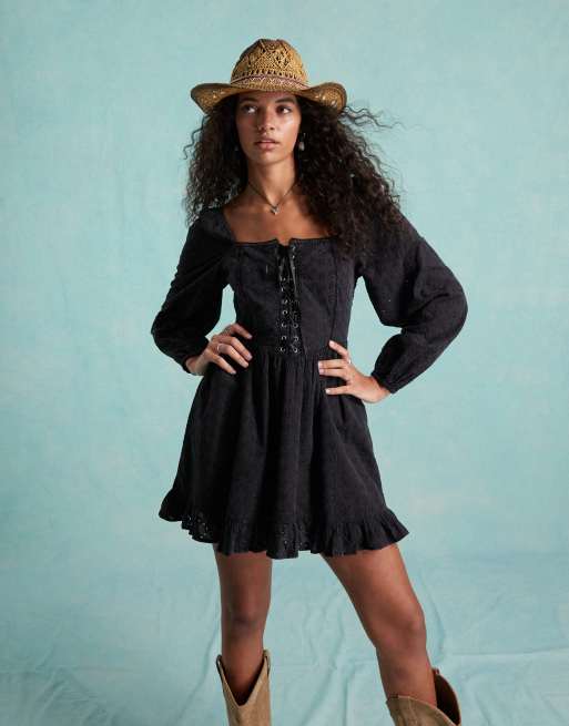Vestido corto negro con lavado ácido, detalle tipo corsé y diseño de bordado inglés de Miss Selfridge