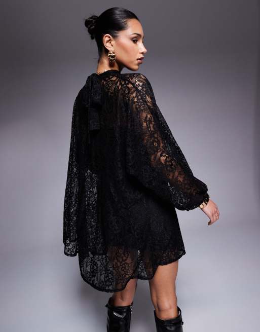 Vestido corto negro con lazada en el cuello y mangas estilo blusón de encaje de ASOS DESIGN, 4 de 4