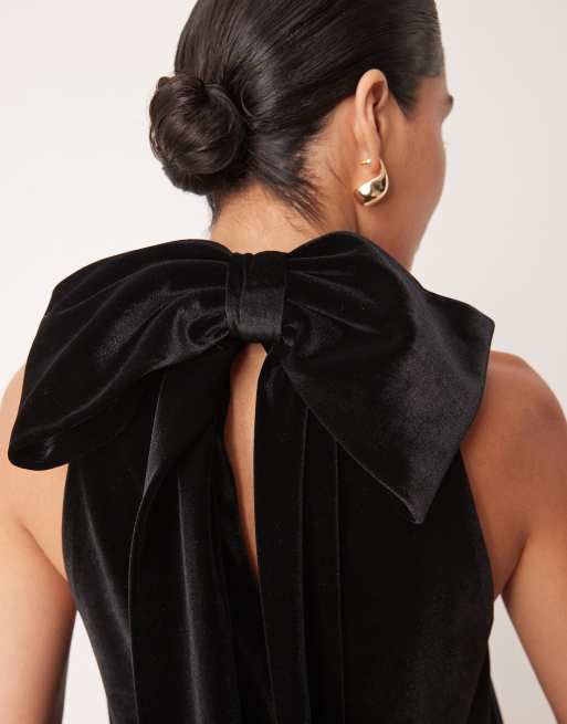 Vestido corto negro con lazo de terciopelo de Pretty Lavish, 3 de 4