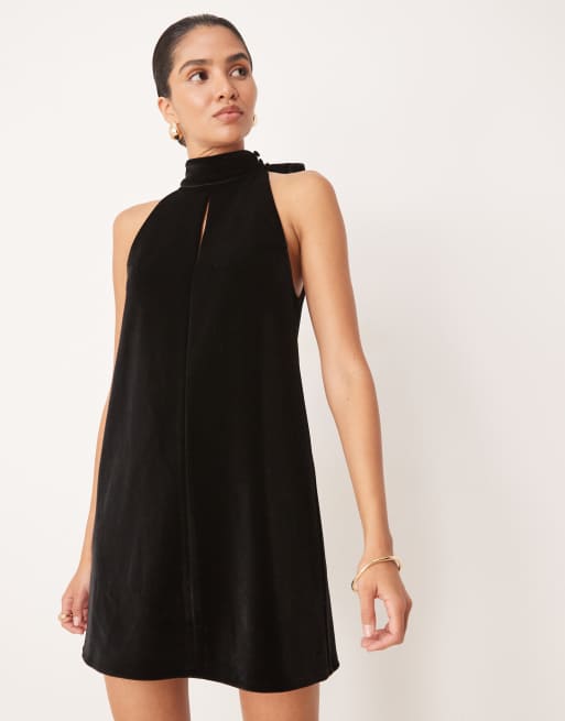 Vestido corto negro con lazo de terciopelo de Pretty Lavish, 4 de 4